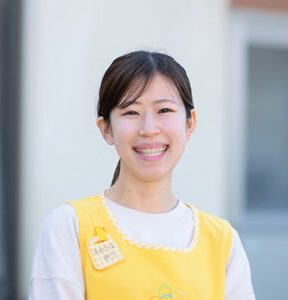 幅広い年代の保育士が揃っていて、子どもとの接し方や対応の仕方など勉強になることが多くあります。保育の中での悩み事に対してアドバイスをいただくこともあり、自分のスキルアップに繋げられる所が魅力だと思います。