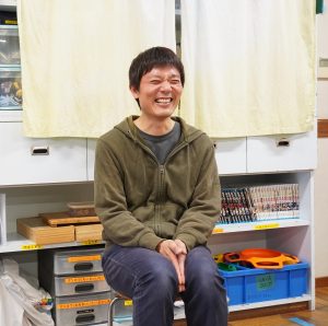 「遊び」の中で人間性を育み、未来の社会を創る。秋津児童館育成室・船橋紘二施設長が語る、「絶対に諦めない」学童保育のリアルと想い