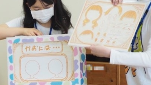 紙芝居で顔の表情を学ぶ 子どもたちの描く家族の似顔絵がTシャツに ～ワークショップ「ニコニコT」認可保育園で実施～