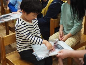 毎月 19 日は食育の日! ライクキッズの園児が「命をいただくこと」の大切さを五感で体験! 魚を見て・触れて・食べる「魚が食卓に届くまでを学ぶイベント」実施