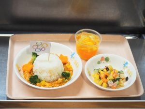 2月16日はライクキッズ「にじいろの日」　ニンジンの収穫までの過程を動画で学び、彩り豊かな特別給食を提供