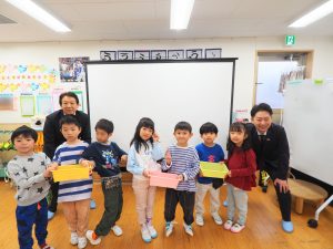 にじいろ保育園の園児たちがリサイクルを学び・体験 日本山村硝子より、園児が集めたペットボトルキャップで作られたプランターが贈呈