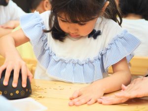 ライクキッズがお米の”一粒の大切さ“を学ぶ食育イベントを開催　自分たちの力で籾取りやすり鉢を使った脱穀体験に挑戦！